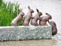 Памятник зайцам в Швеции, на берегу Йота-канала.